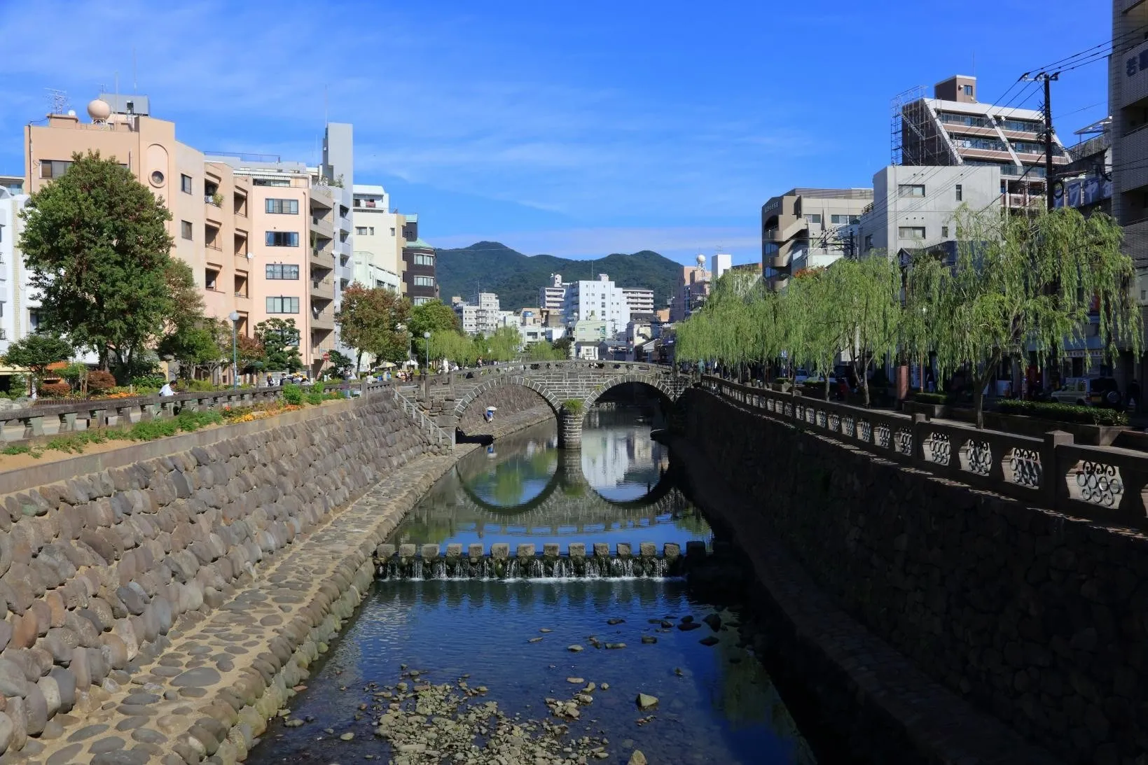 眼鏡橋と中島川。水辺を歩く時間も、長崎の楽しみのひとつ。